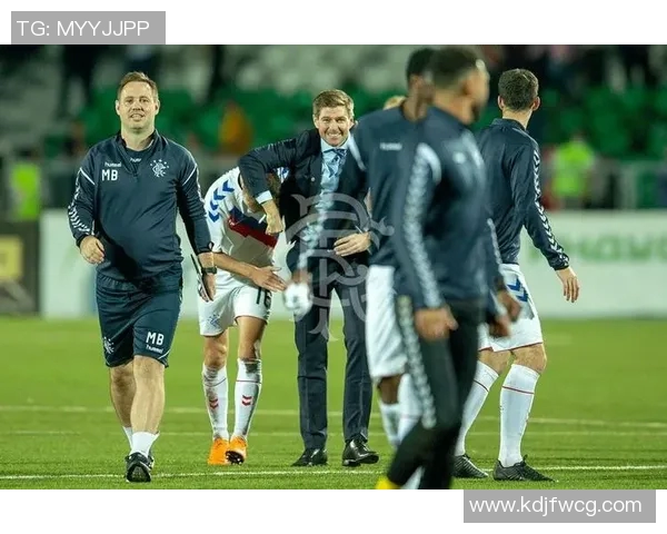 镜头捕捉：欧联赛场小动作引发热议