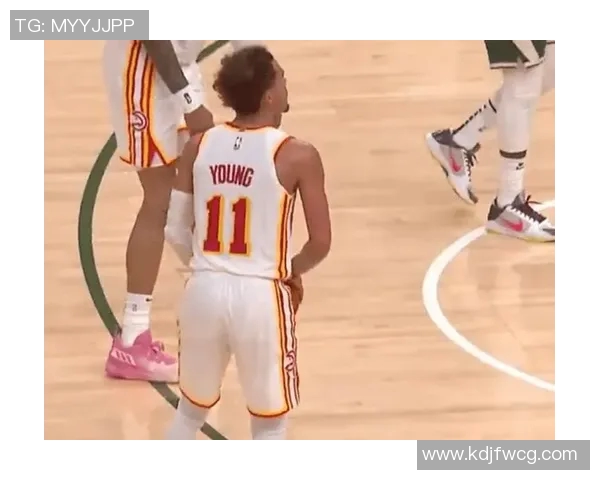 镜头捕捉：字母哥赛场小动作引发热议